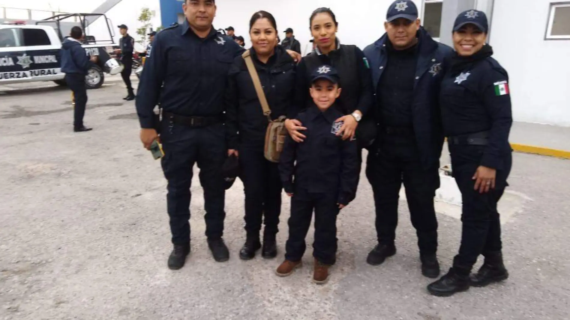 25 Niño recolecta abrazos de sus amigos los policías